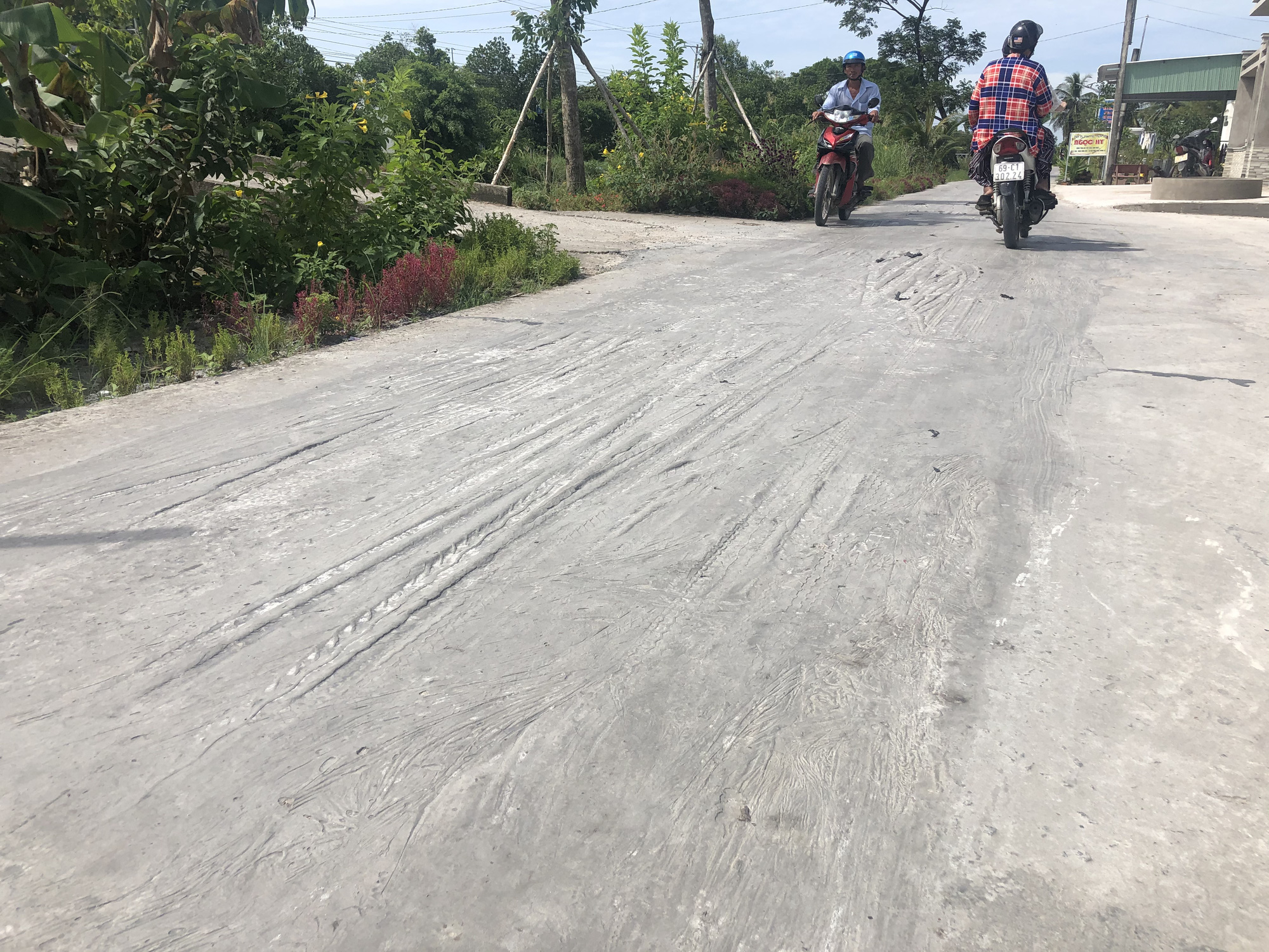 Đường b&ecirc; t&ocirc;ng 4 tỉ đồng mới nghiệm thu đ&atilde; bầy hầy như đường ruộng - Ảnh 6.