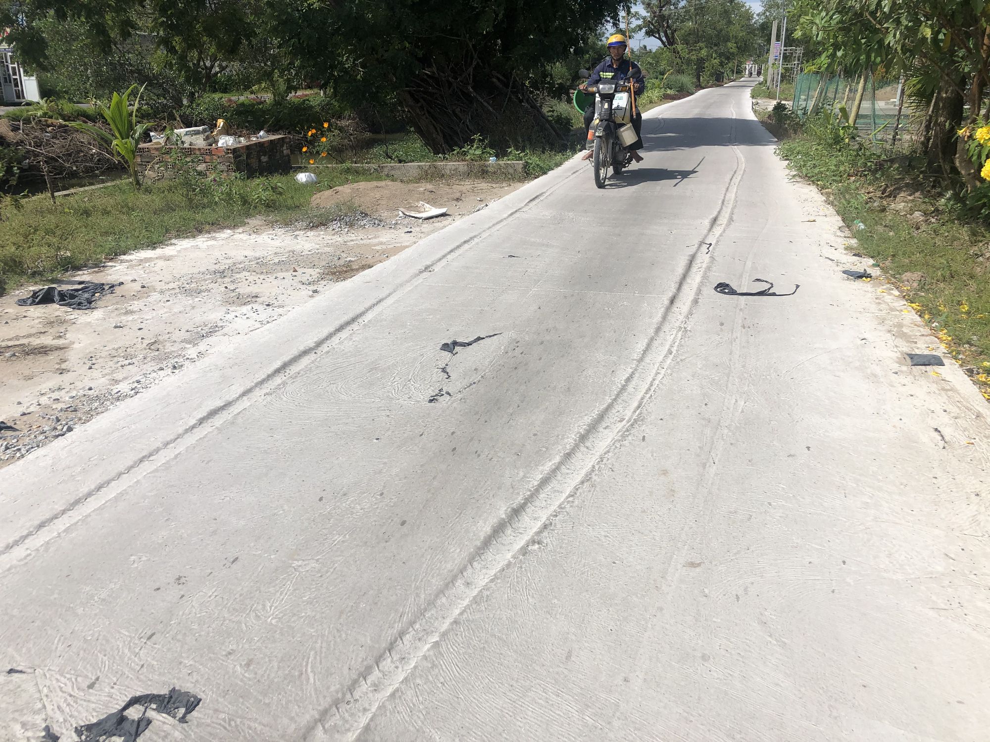Đường b&ecirc; t&ocirc;ng 4 tỉ đồng mới nghiệm thu đ&atilde; bầy hầy như đường ruộng - Ảnh 7.