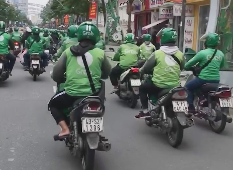 CLIP: H&agrave;ng trăm t&agrave;i xế Grab g&acirc;y n&aacute;o loạn đường phố Đ&agrave; Nẵng - Ảnh 4.