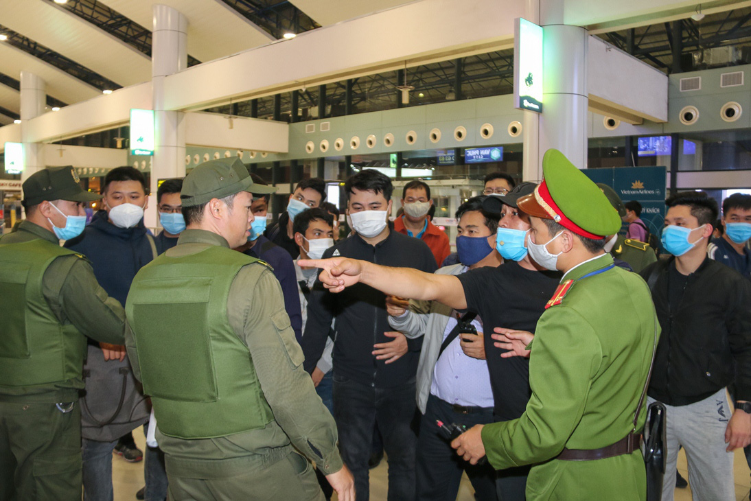 Cận cảnh s&acirc;n bay Nội B&agrave;i k&iacute;ch hoạt b&aacute;o động khẩn nguy đối ph&oacute; nh&oacute;m g&acirc;y rối - Ảnh 17.