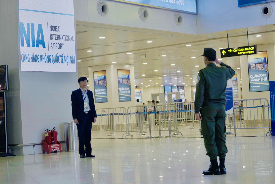 Cận cảnh s&acirc;n bay Nội B&agrave;i k&iacute;ch hoạt b&aacute;o động khẩn nguy đối ph&oacute; nh&oacute;m g&acirc;y rối - Ảnh 6.