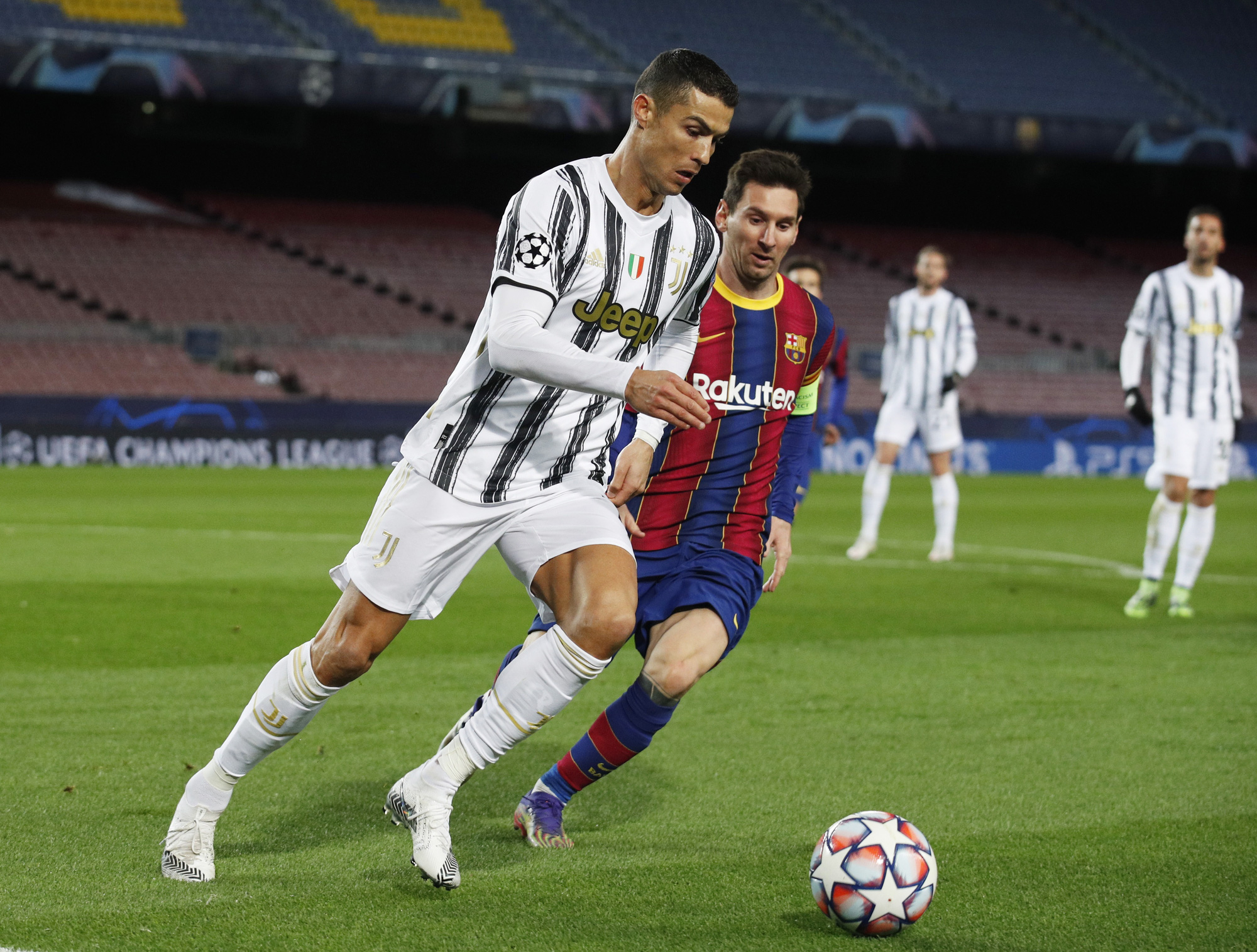 Ronaldo lập cú đúp, Juventus đè bẹp Barcelona