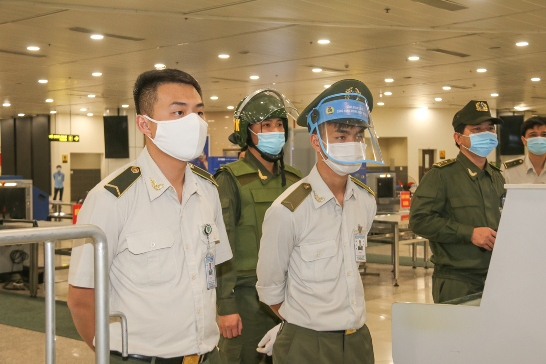 Cận cảnh s&acirc;n bay Nội B&agrave;i k&iacute;ch hoạt b&aacute;o động khẩn nguy đối ph&oacute; nh&oacute;m g&acirc;y rối - Ảnh 8.