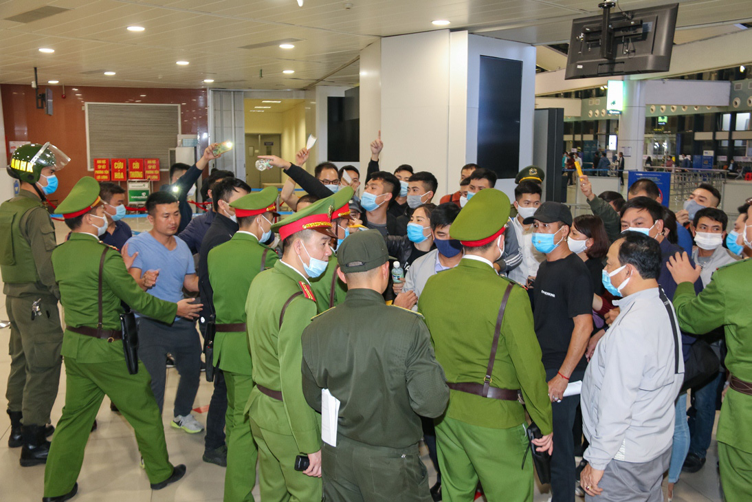 Cận cảnh s&acirc;n bay Nội B&agrave;i k&iacute;ch hoạt b&aacute;o động khẩn nguy đối ph&oacute; nh&oacute;m g&acirc;y rối - Ảnh 10.