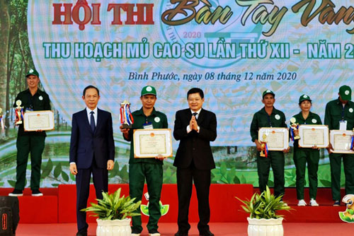 Tôn vinh thợ giỏi ngành cao su