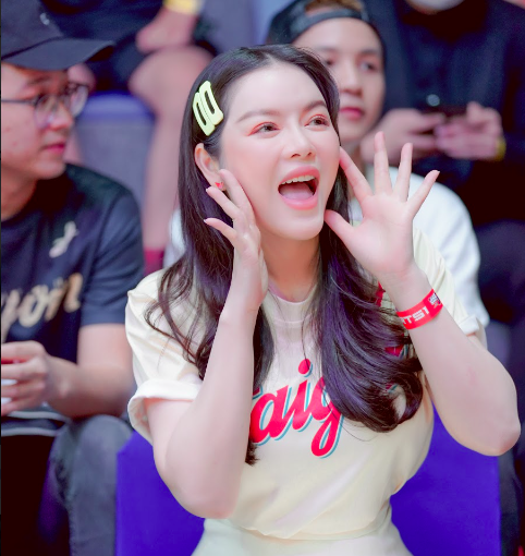 Lý Nhã Kỳ trẻ trung cổ vũ Saigon Heat - Ảnh 2.