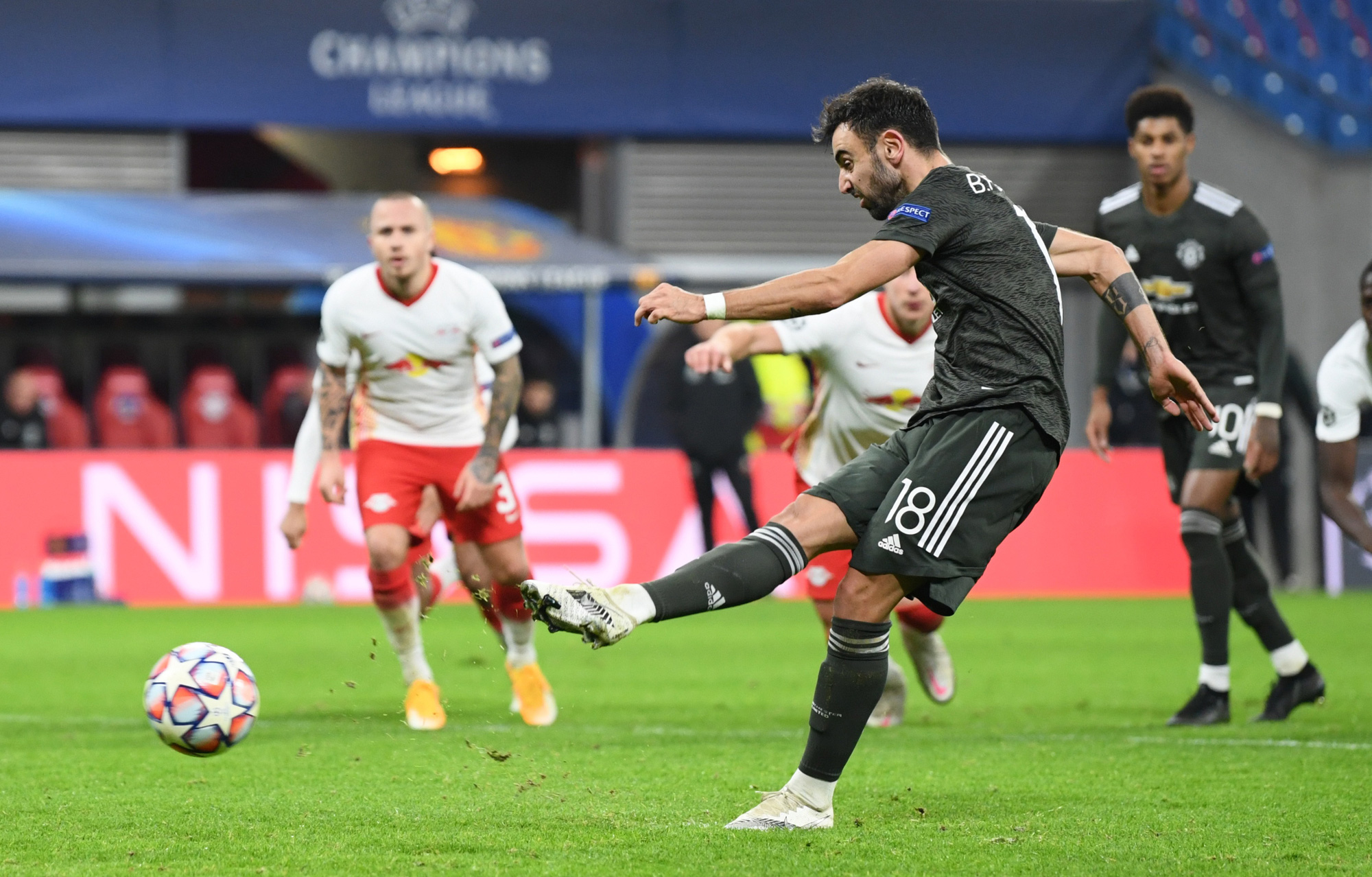 Ngược d&ograve;ng muộn m&agrave;ng, Man United bị đ&aacute; văng khỏi Champions League - Ảnh 6.