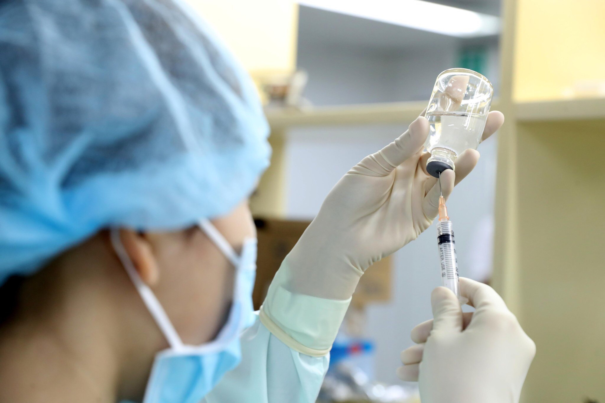 Bất ngờ mở rộng đối tượng v&agrave; độ tuổi thử nghiệm vắc-xin Covid-19 từ ng&agrave;y mai 10-12 - Ảnh 1.