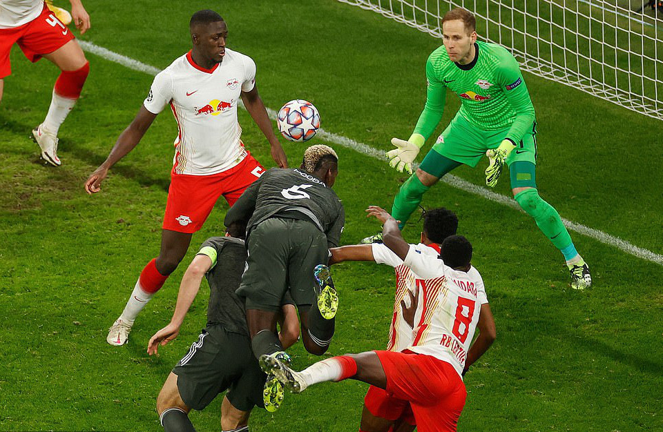 Ngược d&ograve;ng muộn m&agrave;ng, Man United bị đ&aacute; văng khỏi Champions League - Ảnh 7.