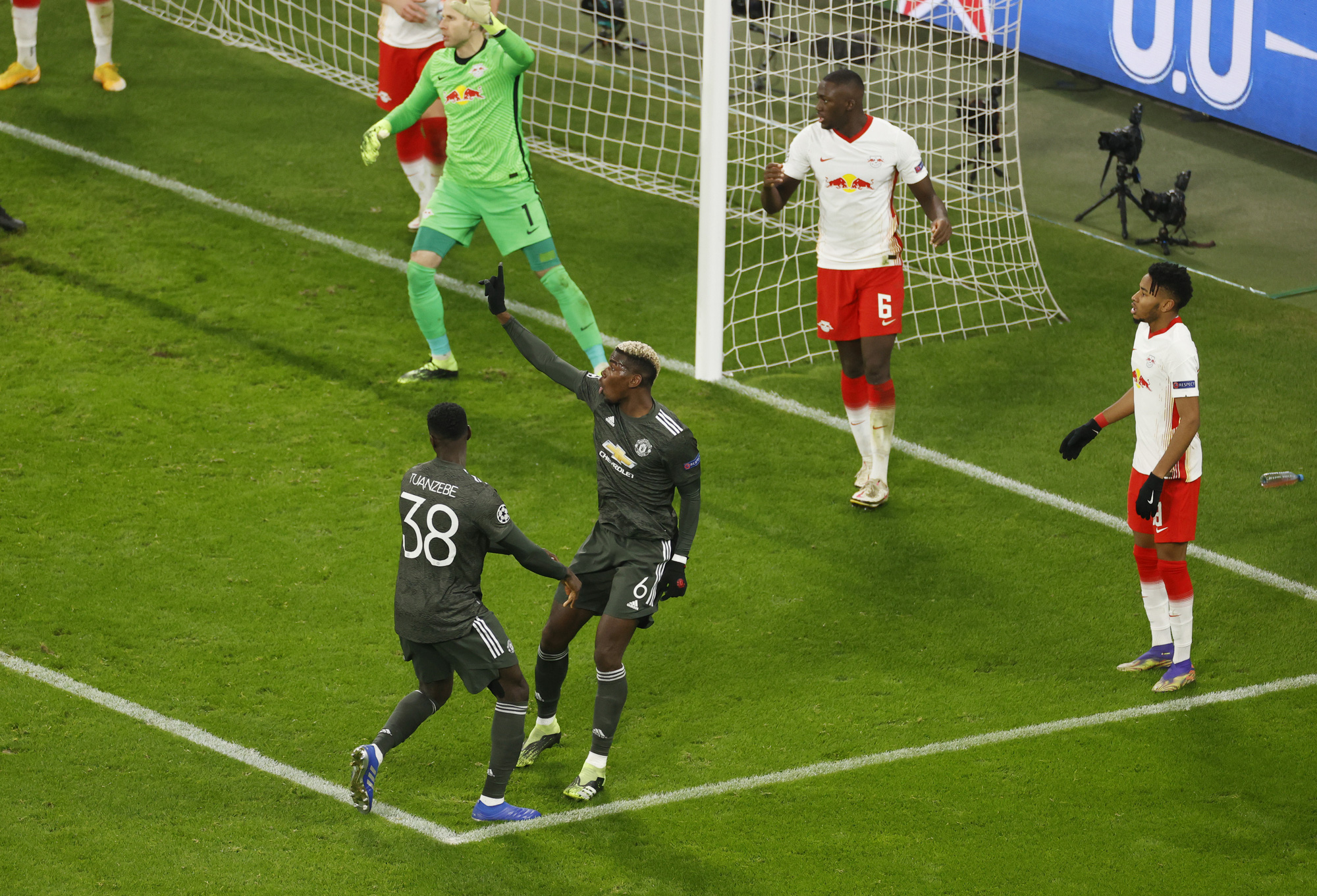 Ngược d&ograve;ng muộn m&agrave;ng, Man United bị đ&aacute; văng khỏi Champions League - Ảnh 8.