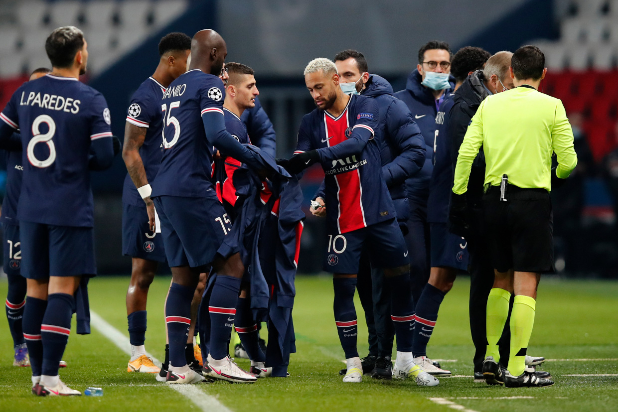 Tố trọng t&agrave;i kỳ thị chủng tộc, Basaksehir  bỏ đấu ở Paris - Ảnh 7.