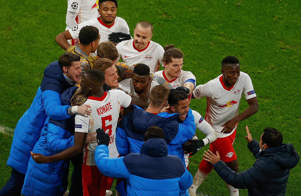 Ngược d&ograve;ng muộn m&agrave;ng, Man United bị đ&aacute; văng khỏi Champions League - Ảnh 9.