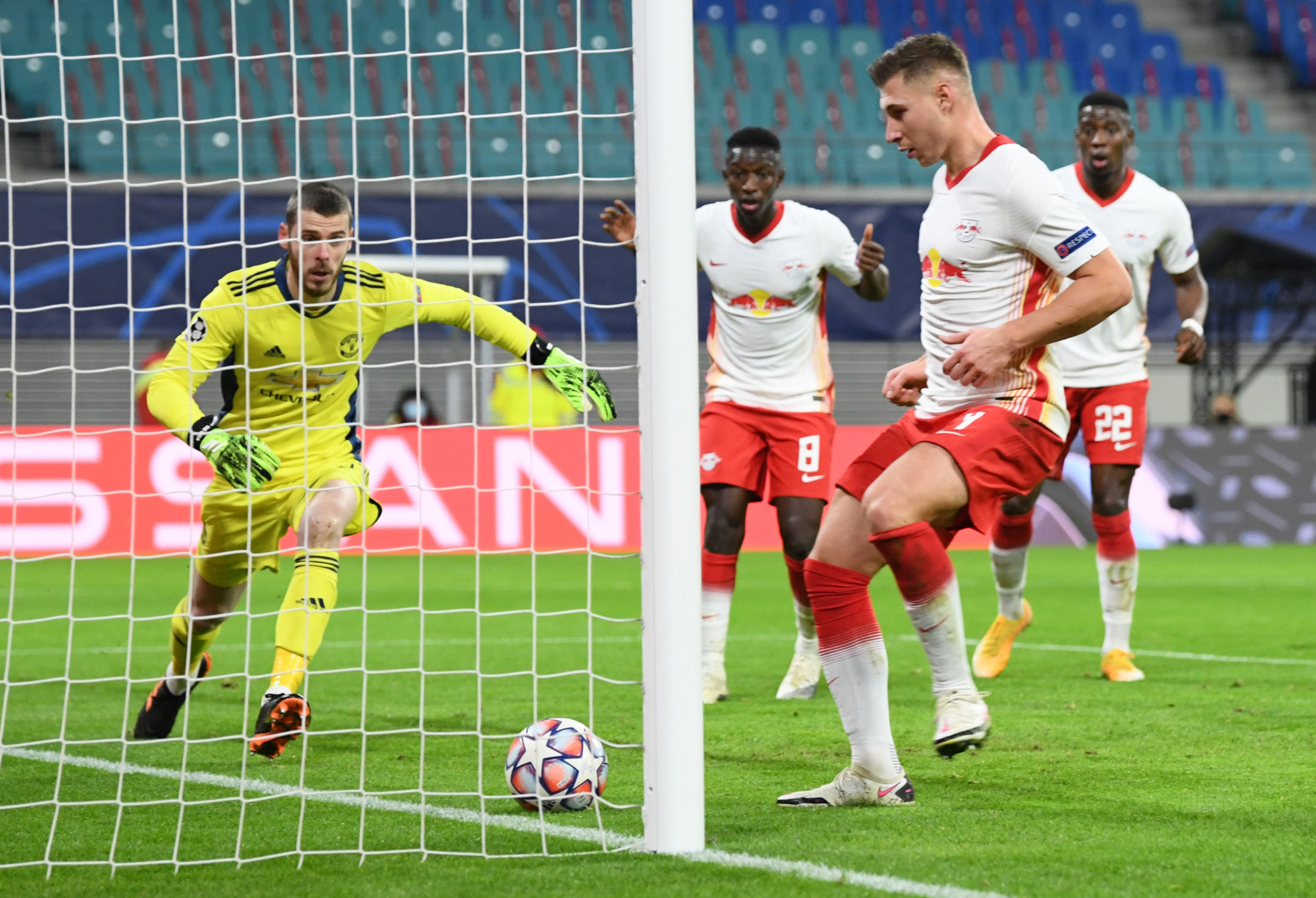 Ngược d&ograve;ng muộn m&agrave;ng, Man United bị đ&aacute; văng khỏi Champions League - Ảnh 4.