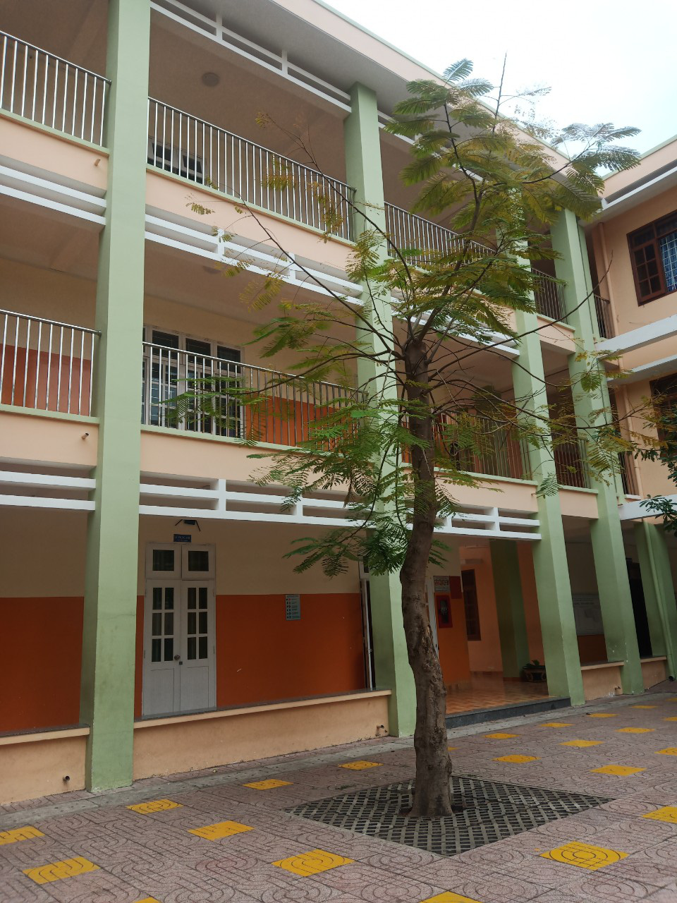 Nhảy từ lầu 2 trường học, nữ sinh lớp 7 chấn thương nặng - Ảnh 2.