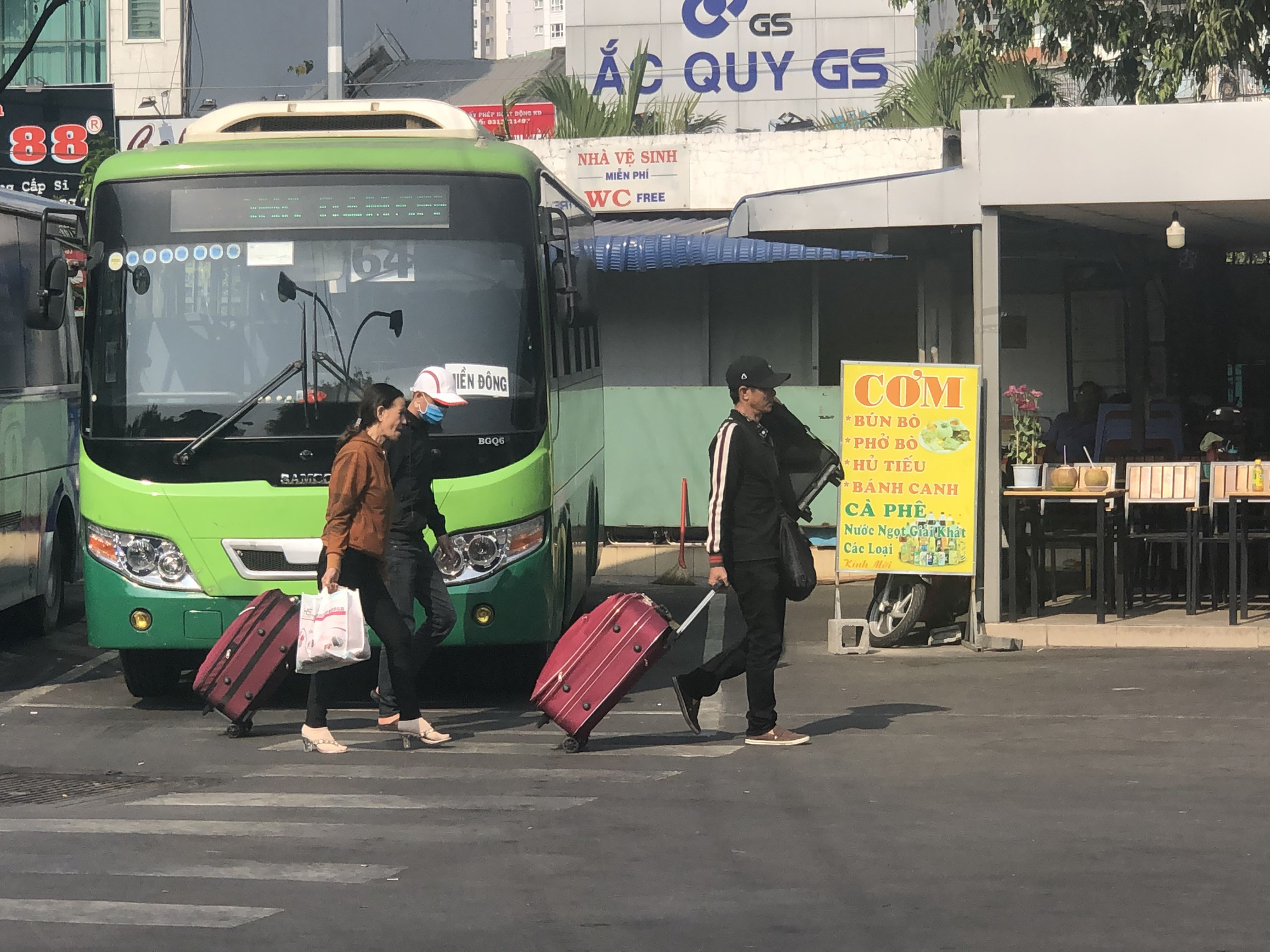 TP HCM: Người lao động phấn khởi quay lại l&agrave;m việc sau Tết - Ảnh 9.