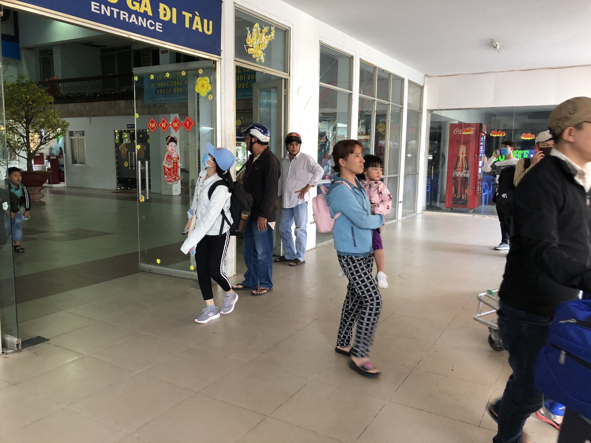 TP HCM: Người lao động phấn khởi quay lại l&agrave;m việc sau Tết - Ảnh 7.