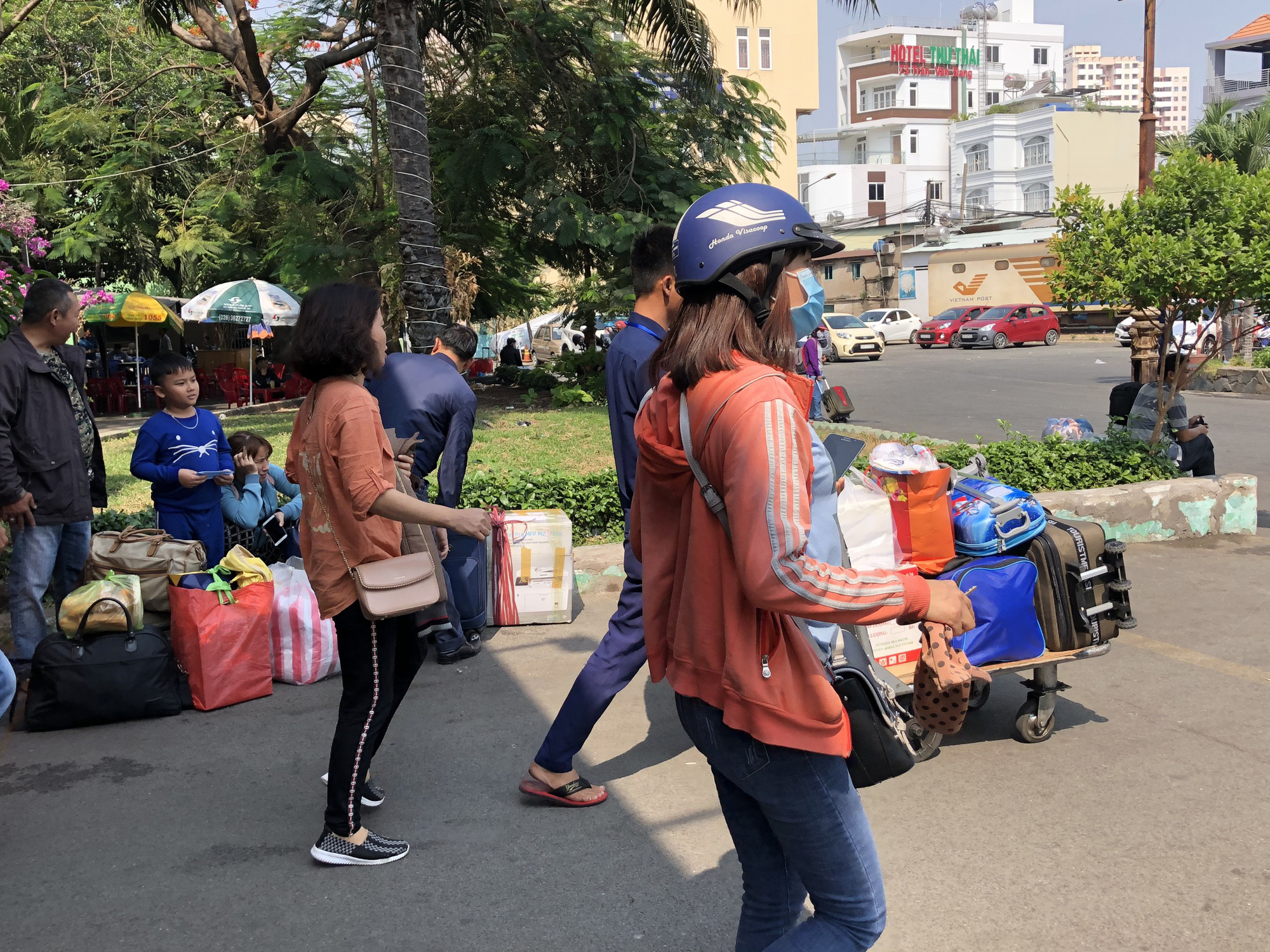 TP HCM: Người lao động phấn khởi quay lại l&agrave;m việc sau Tết - Ảnh 4.
