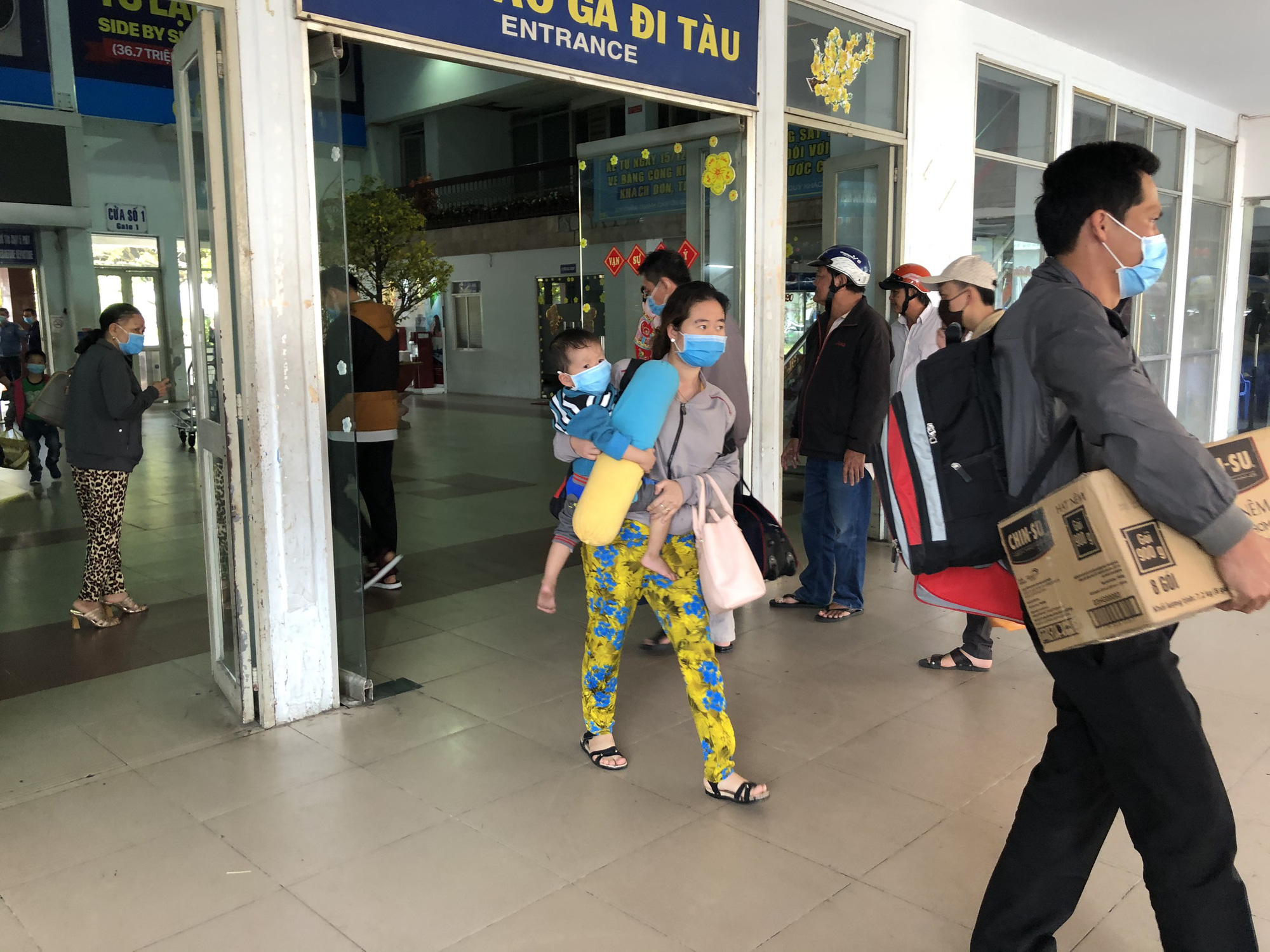 TP HCM: Người lao động phấn khởi quay lại l&agrave;m việc sau Tết - Ảnh 8.