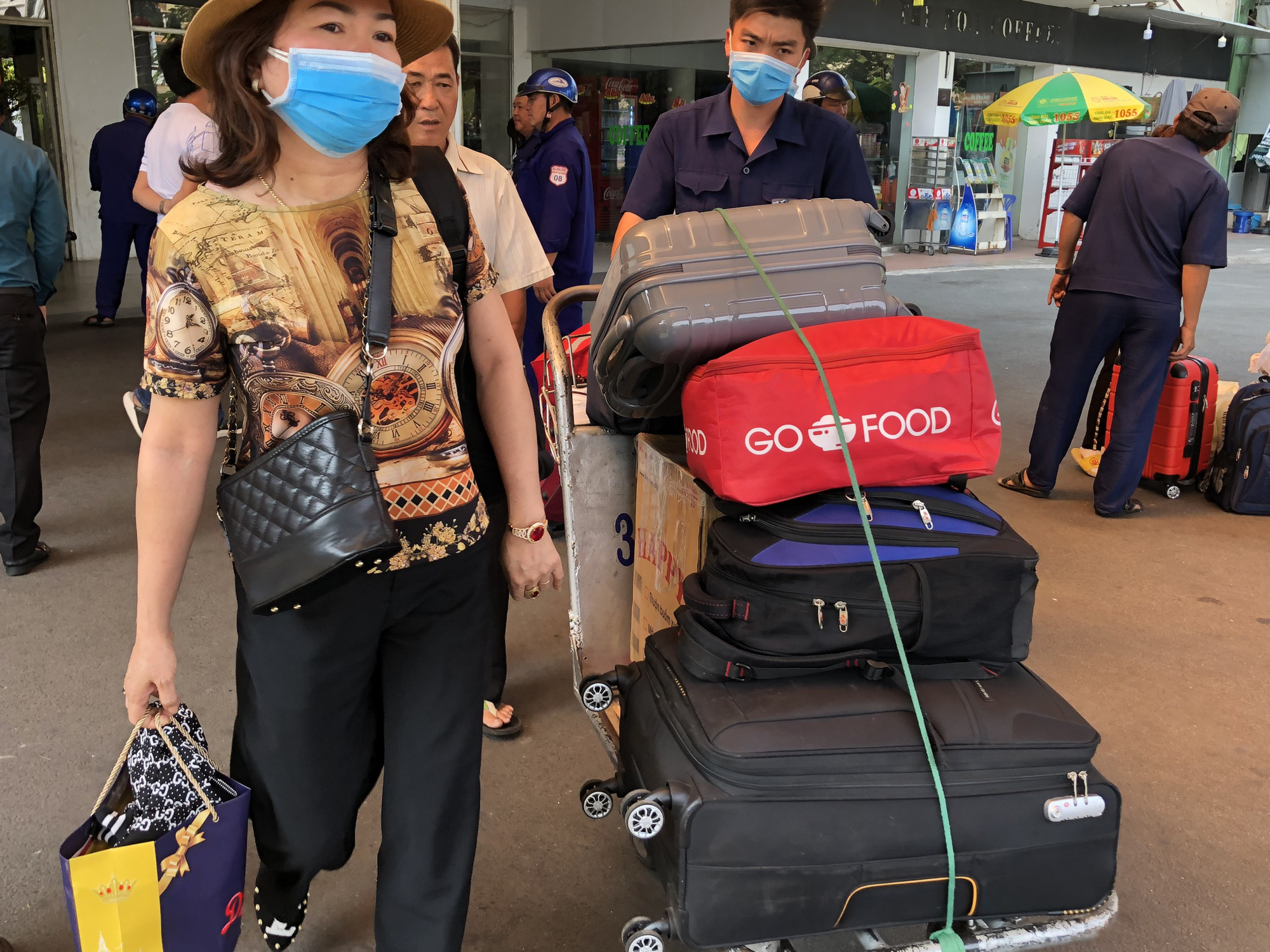 TP HCM: Người lao động phấn khởi quay lại làm việc sau Tết