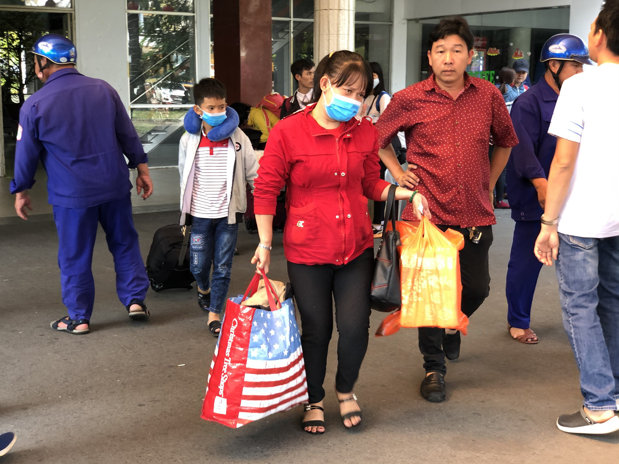 TP HCM: Người lao động phấn khởi quay lại l&agrave;m việc sau Tết - Ảnh 1.