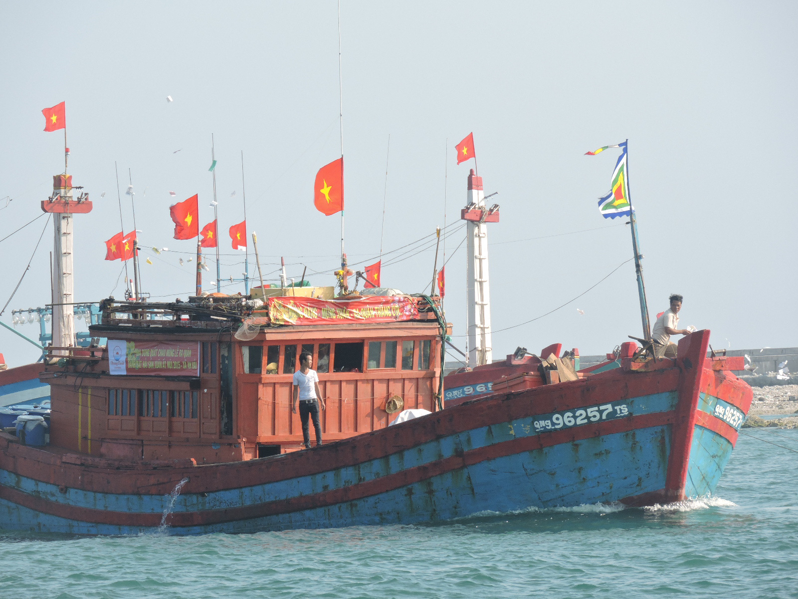 Ngư dân đảo tiền tiêu hồ hởi vươn khơi mùa biển mới - Ảnh 3.