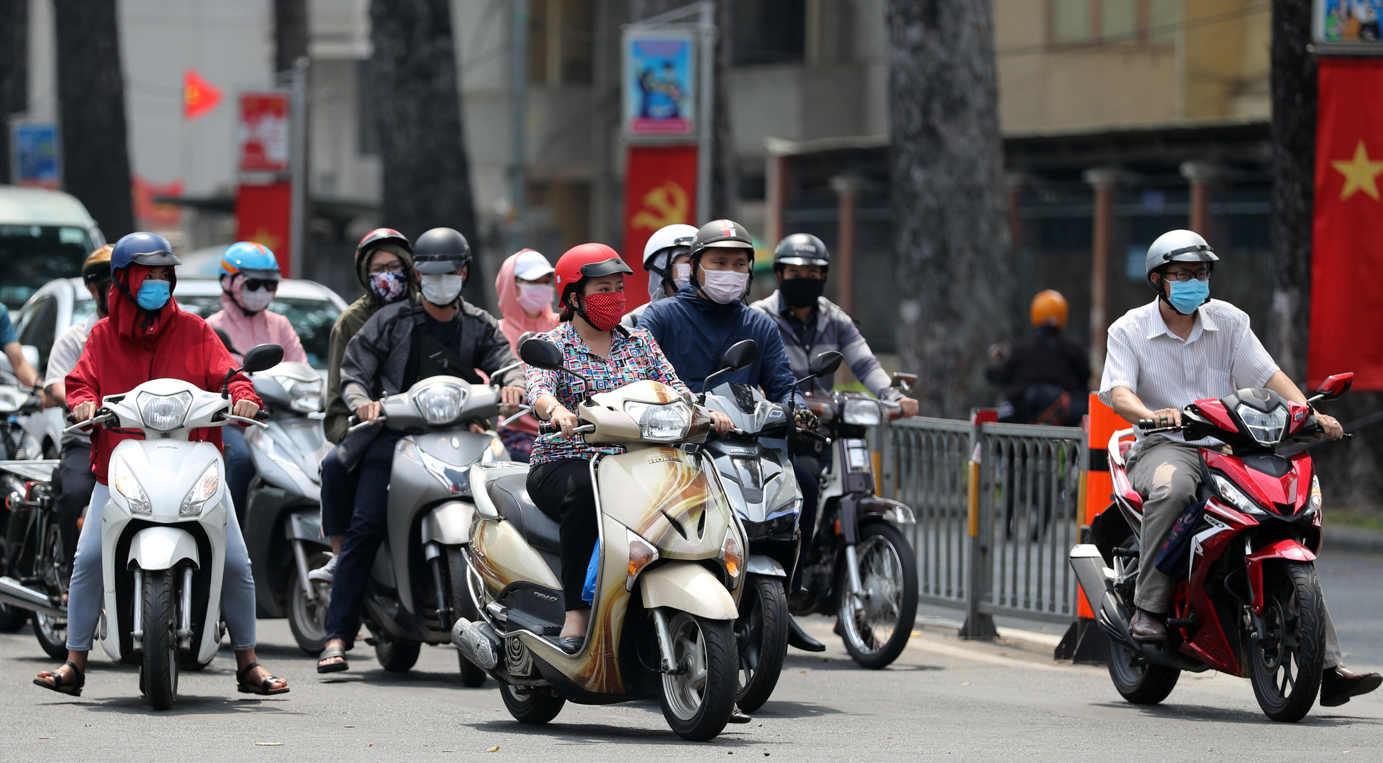 TP HCM yêu cầu người dân tiếp tục đeo khẩu trang khi ra khỏi nhà