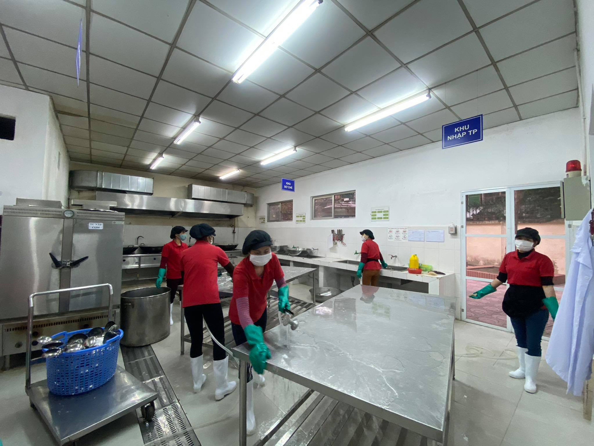 3.000 trường học H&agrave; Nội phun thuốc tẩy tr&ugrave;ng ph&ograve;ng dịch virus corona - Ảnh 8.