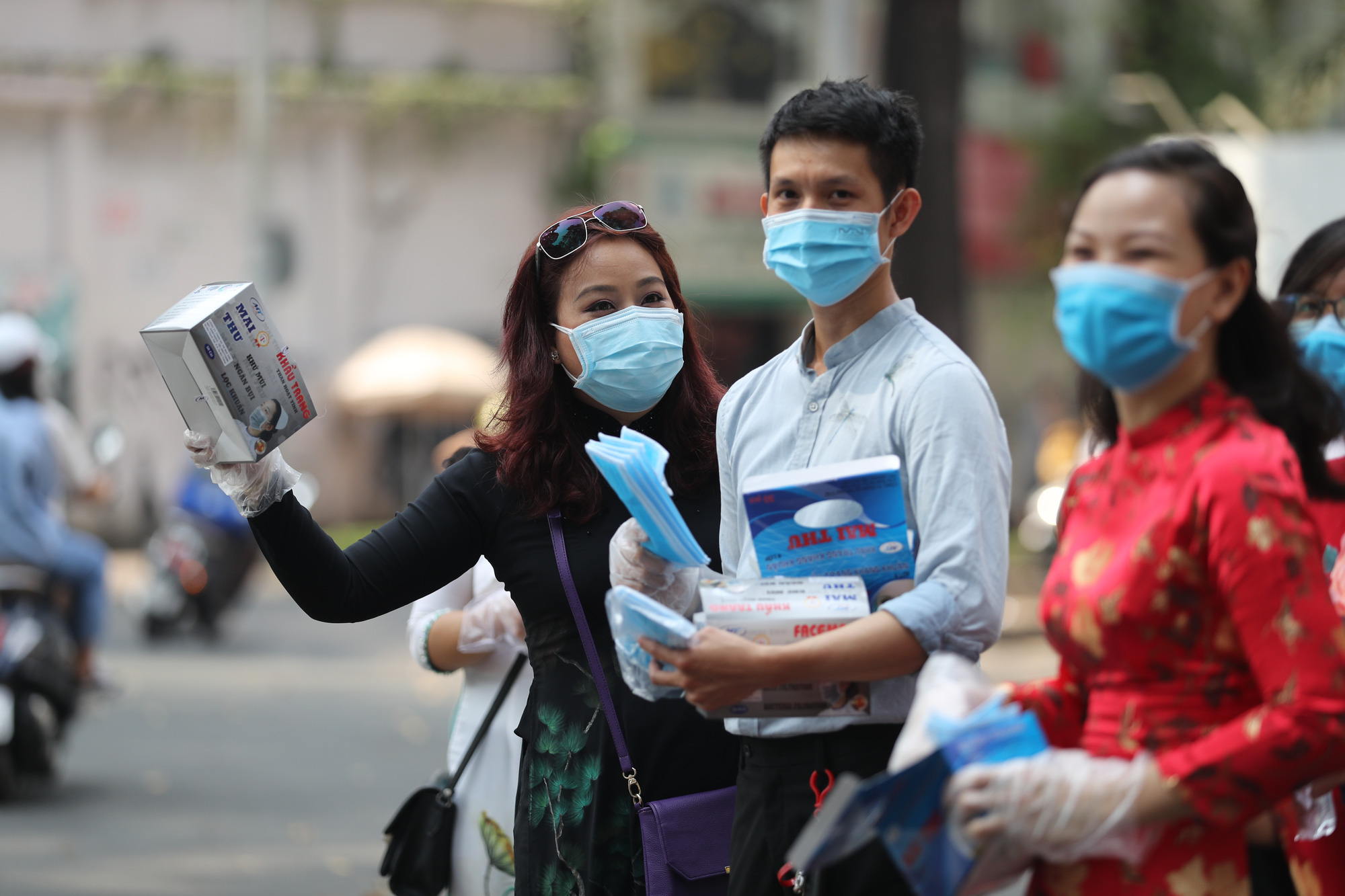 Phòng virus corona: Báo Người Lao Động làm cầu nối phát khẩu trang miễn phí