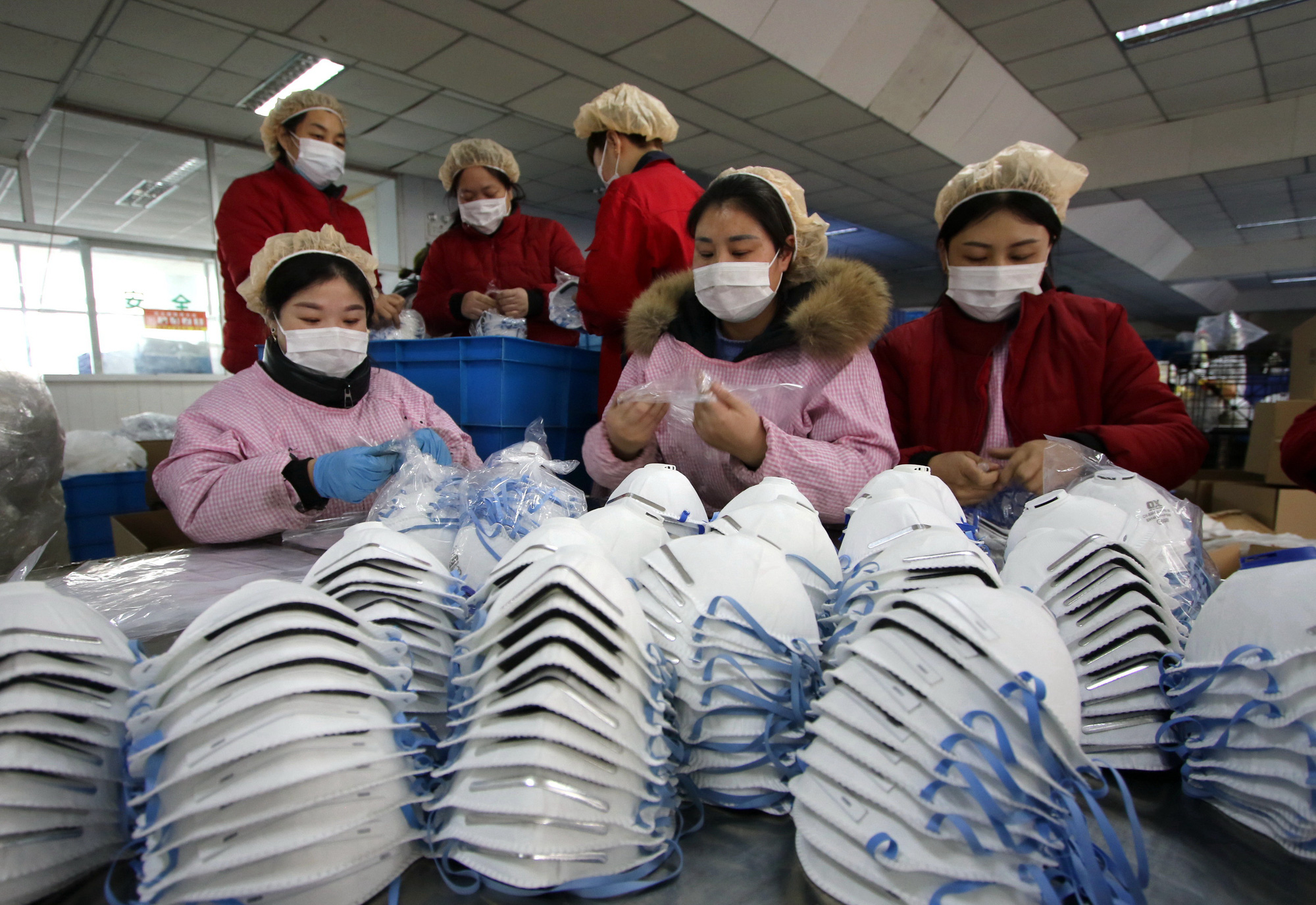 Thế giới trong vòng xoáy virus corona: Những bức hình ám ảnh - Ảnh 20.