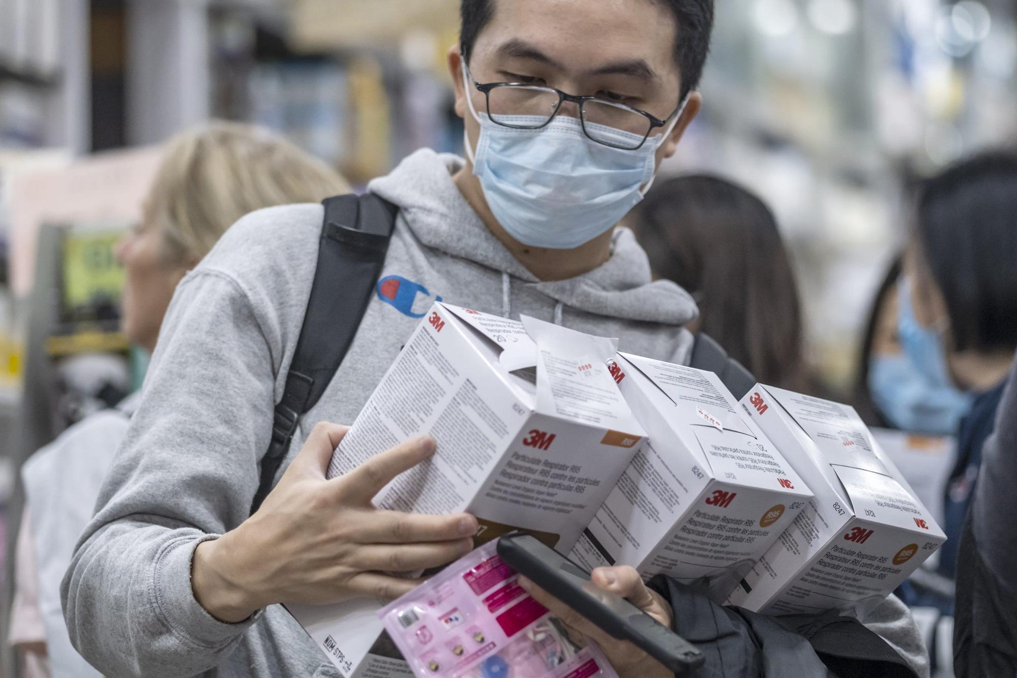 Thế giới trong vòng xoáy virus corona: Những bức hình ám ảnh - Ảnh 27.