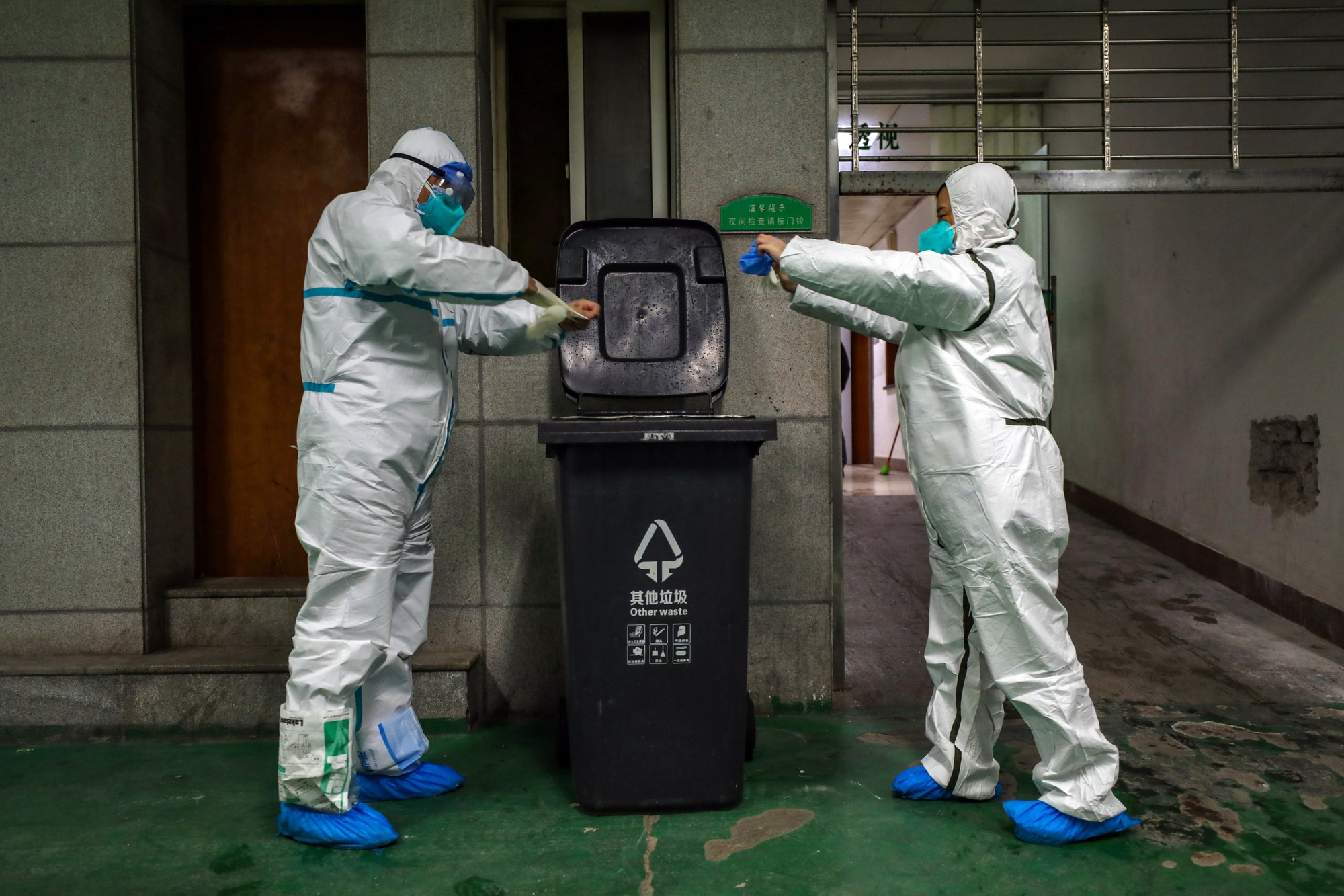 Thế giới trong vòng xoáy virus corona: Những bức hình ám ảnh - Ảnh 18.
