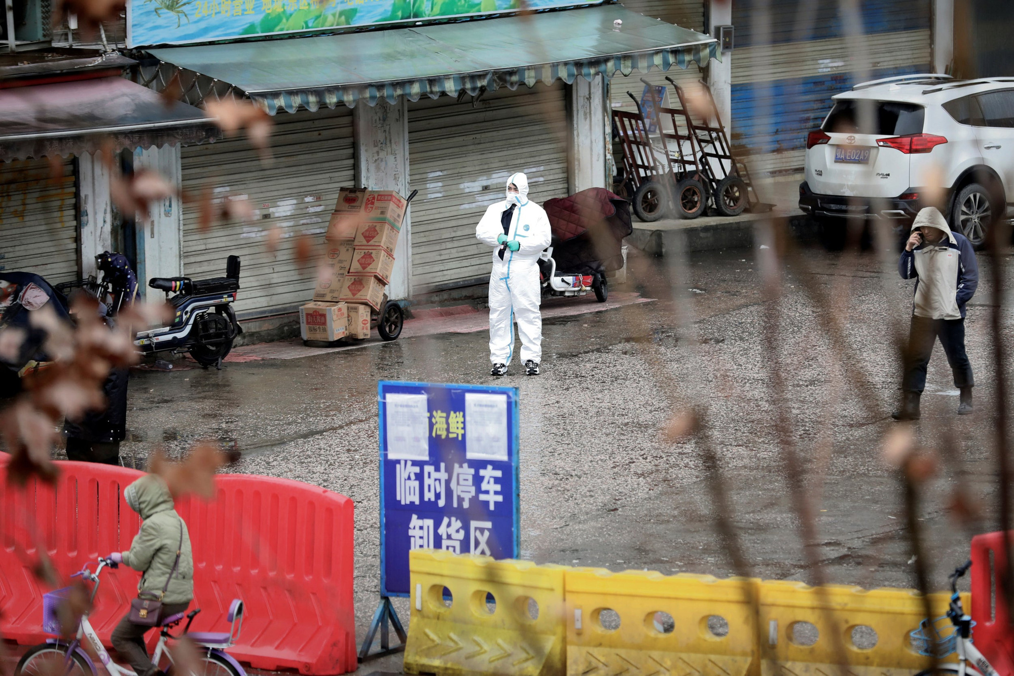 Thế giới trong vòng xoáy virus corona: Những bức hình ám ảnh - Ảnh 23.