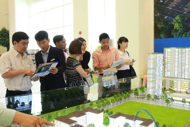 Người trẻ có nên "liều" vay tiền mua nhà hay chờ tích lũy đủ?