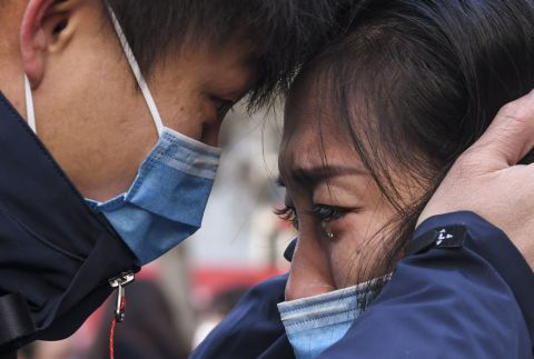 Thế giới trong vòng xoáy virus corona: Những bức hình ám ảnh