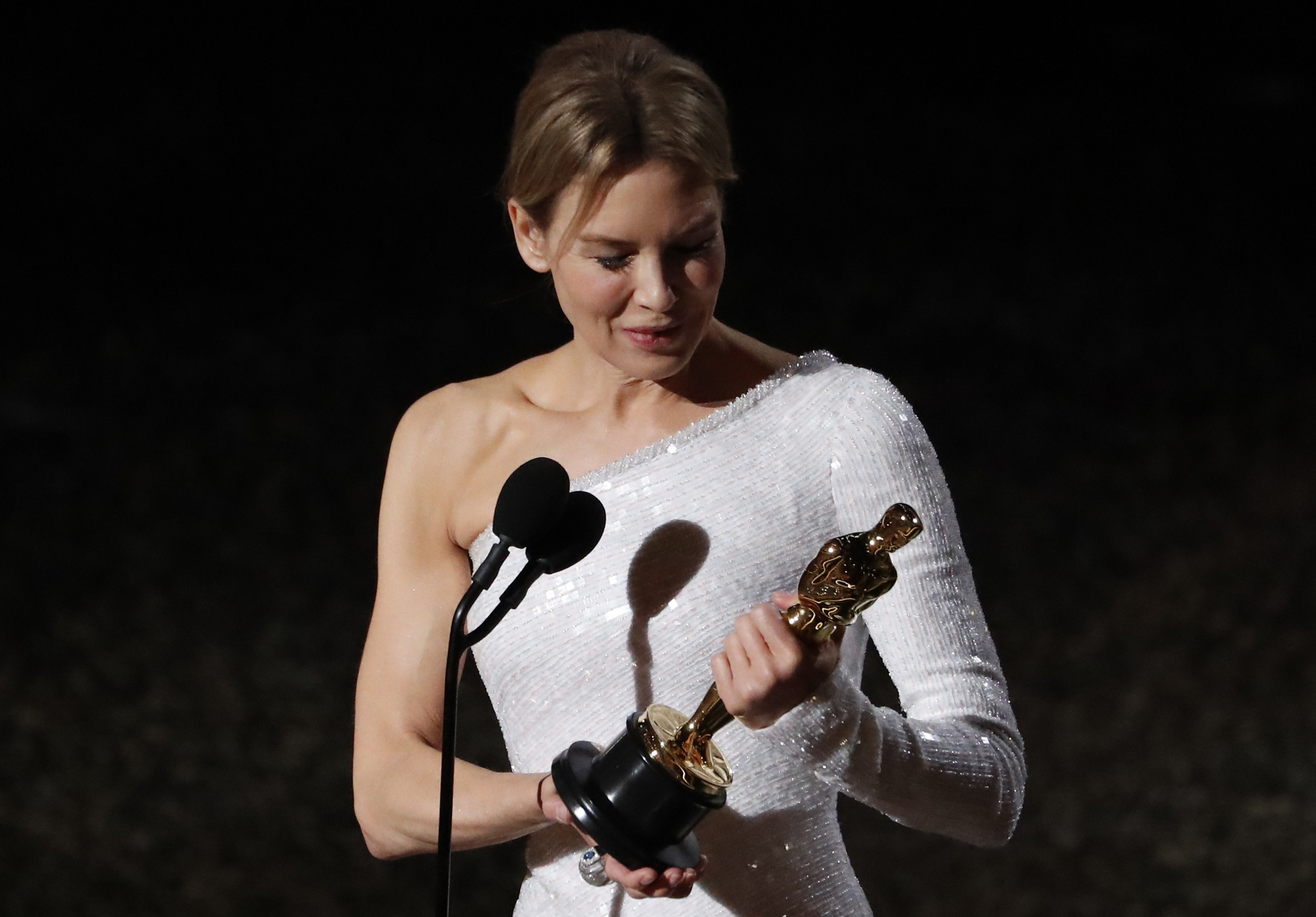 2020-02-10T042005Z_536052420_HP1EG2A0C1H4F_RTRMADP_3_AWARDS-OSCARS