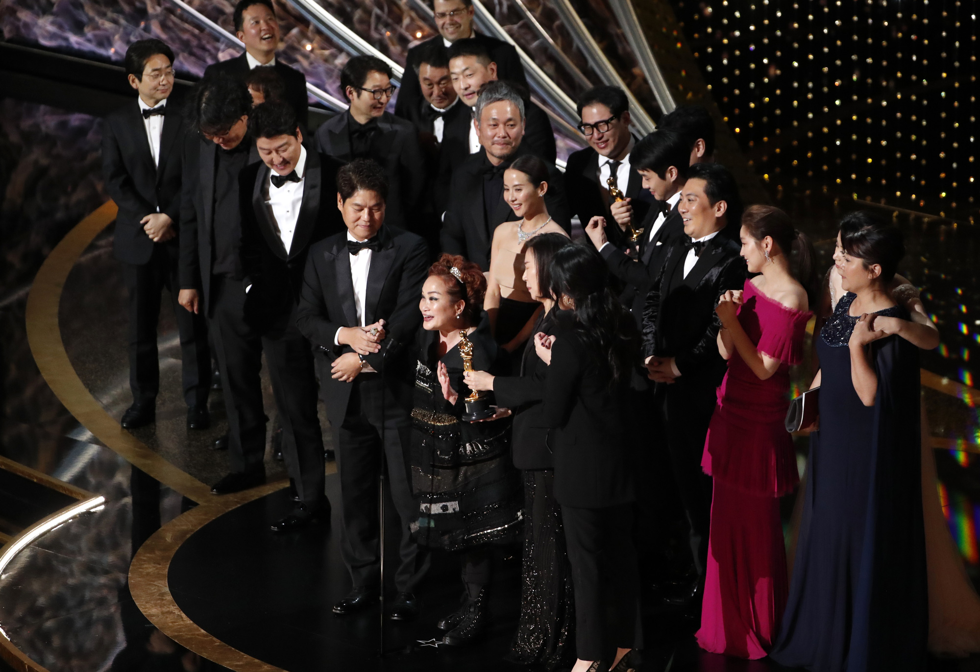 2020-02-10T043908Z_257671638_HP1EG2A0CX85H_RTRMADP_3_AWARDS-OSCARS