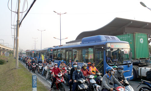 Phải tính lại cách điều hành xe buýt (*): Những việc làm sống còn