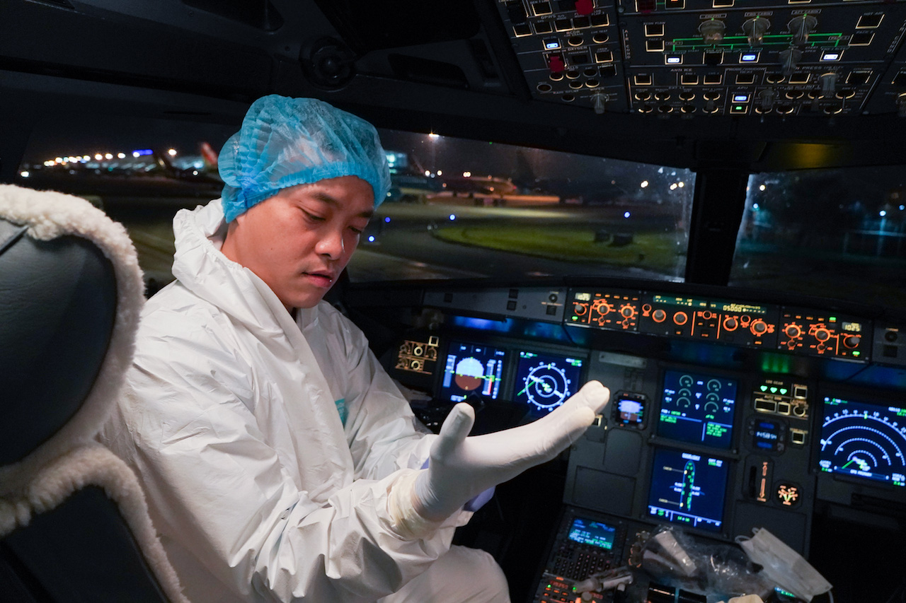 Hậu trường chuyến bay đưa c&ocirc;ng d&acirc;n Việt Nam từ t&acirc;m dịch Vũ H&aacute;n về nước - Ảnh 6.