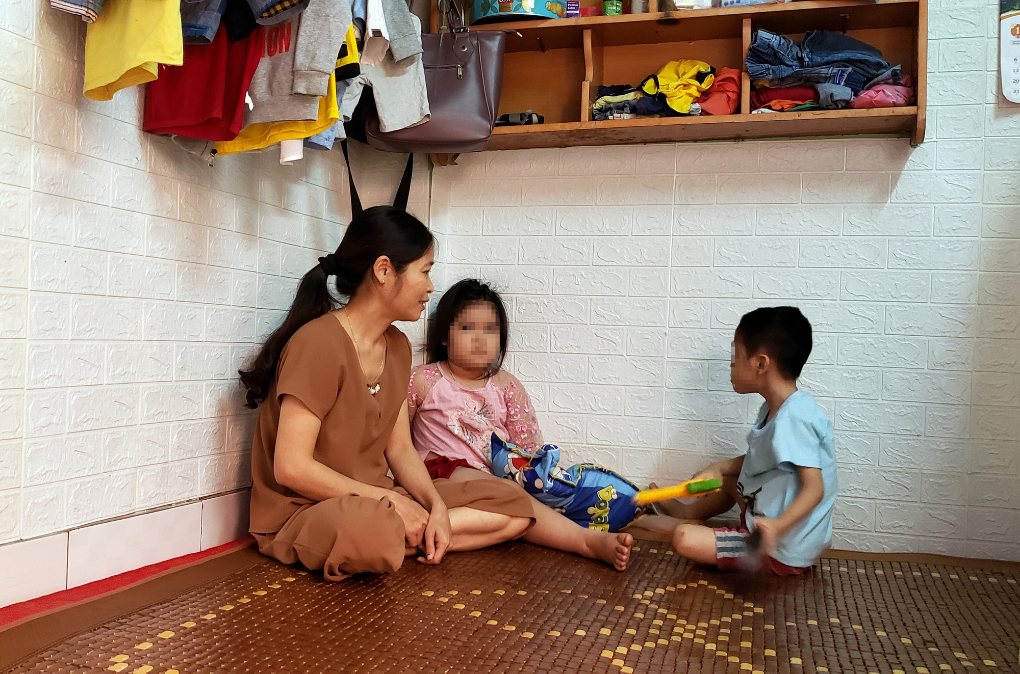 Công nhân xoay xở trông con mùa dịch