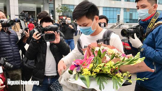 Tường thuật: 3 bệnh nh&acirc;n nhiễm virus corona xuất viện - Ảnh 8.