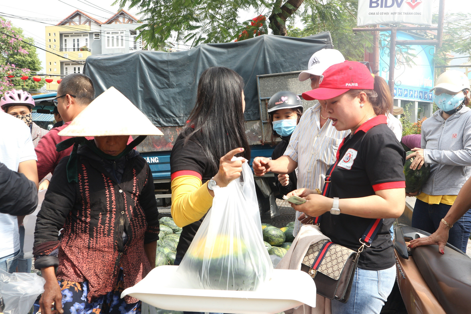 Một buổi sáng, người Hội An giải cứu hơn 7 tấn dưa hấu bí đường sang Trung Quốc - Ảnh 5.