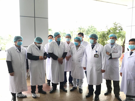 Tường thuật: 3 bệnh nh&acirc;n nhiễm virus corona xuất viện - Ảnh 4.
