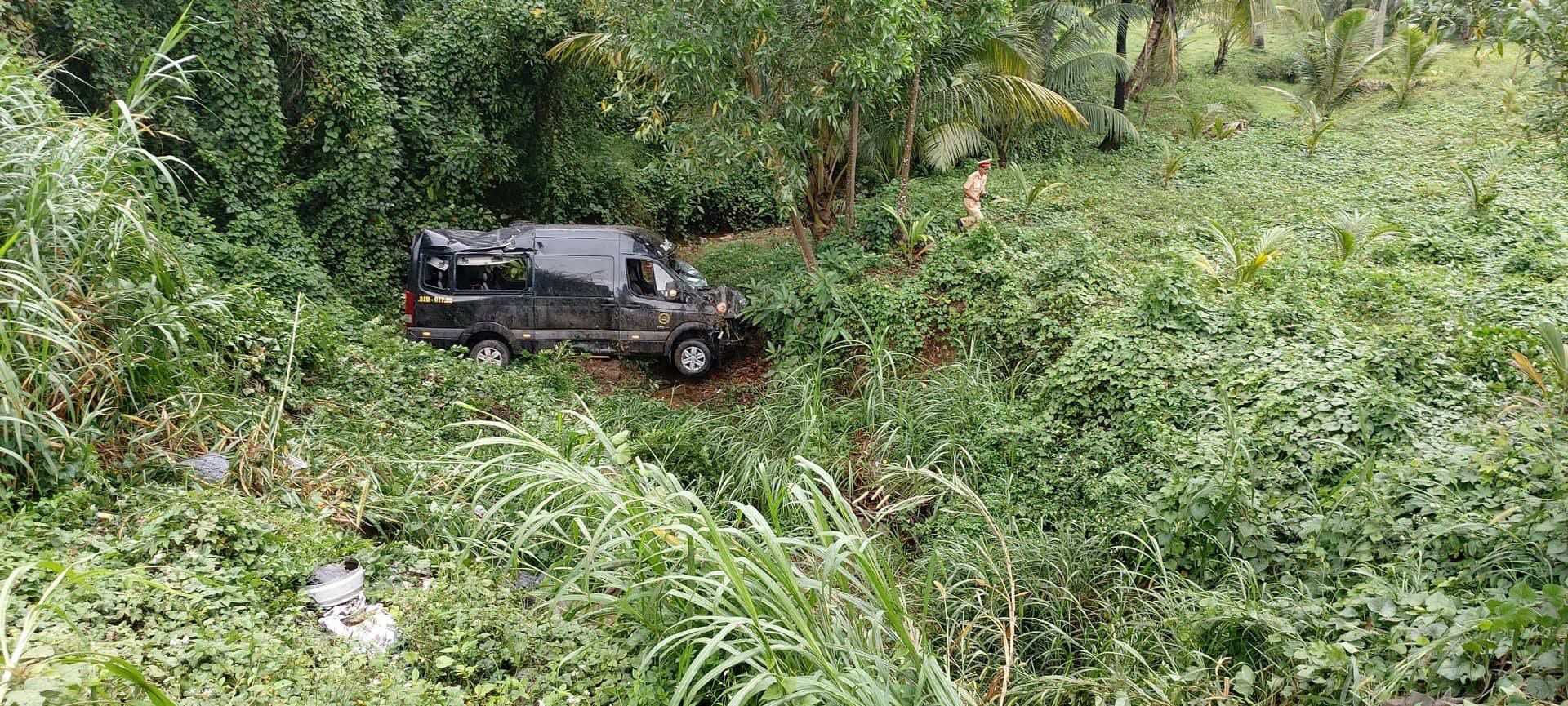 Lao xuống vực sâu, 2 người trên xe Limousine trọng thương