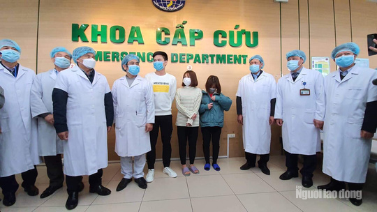 Tường thuật: 3 bệnh nh&acirc;n nhiễm virus corona xuất viện - Ảnh 1.