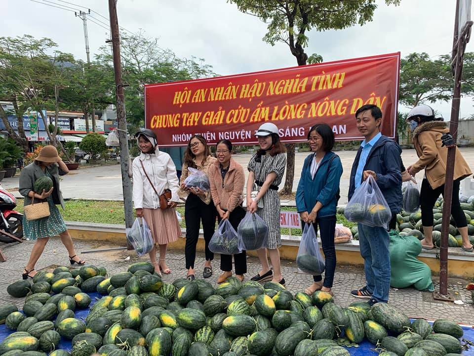 Một buổi sáng, người Hội An "giải cứu" hơn 7 tấn dưa hấu bí đường sang Trung Quốc