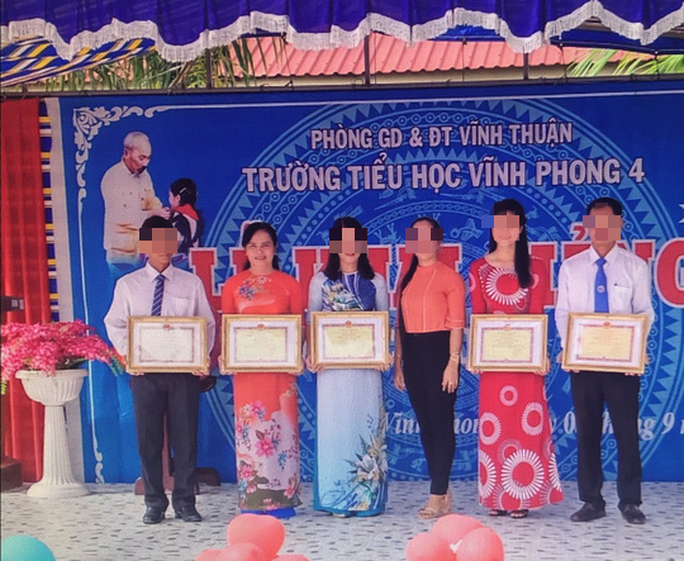 Khôi hài việc nữ hiệu trưởng "ôm" giấy khen của người khác để... ra oai!