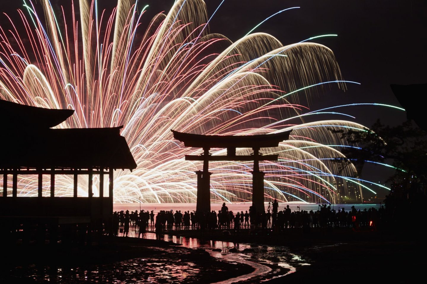 Nhật: Đảo Miyajima đánh thuế du khách để giảm "nguy hiểm"