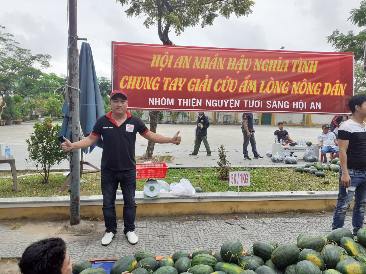Một buổi sáng, người Hội An giải cứu hơn 7 tấn dưa hấu bí đường sang Trung Quốc - Ảnh 1.