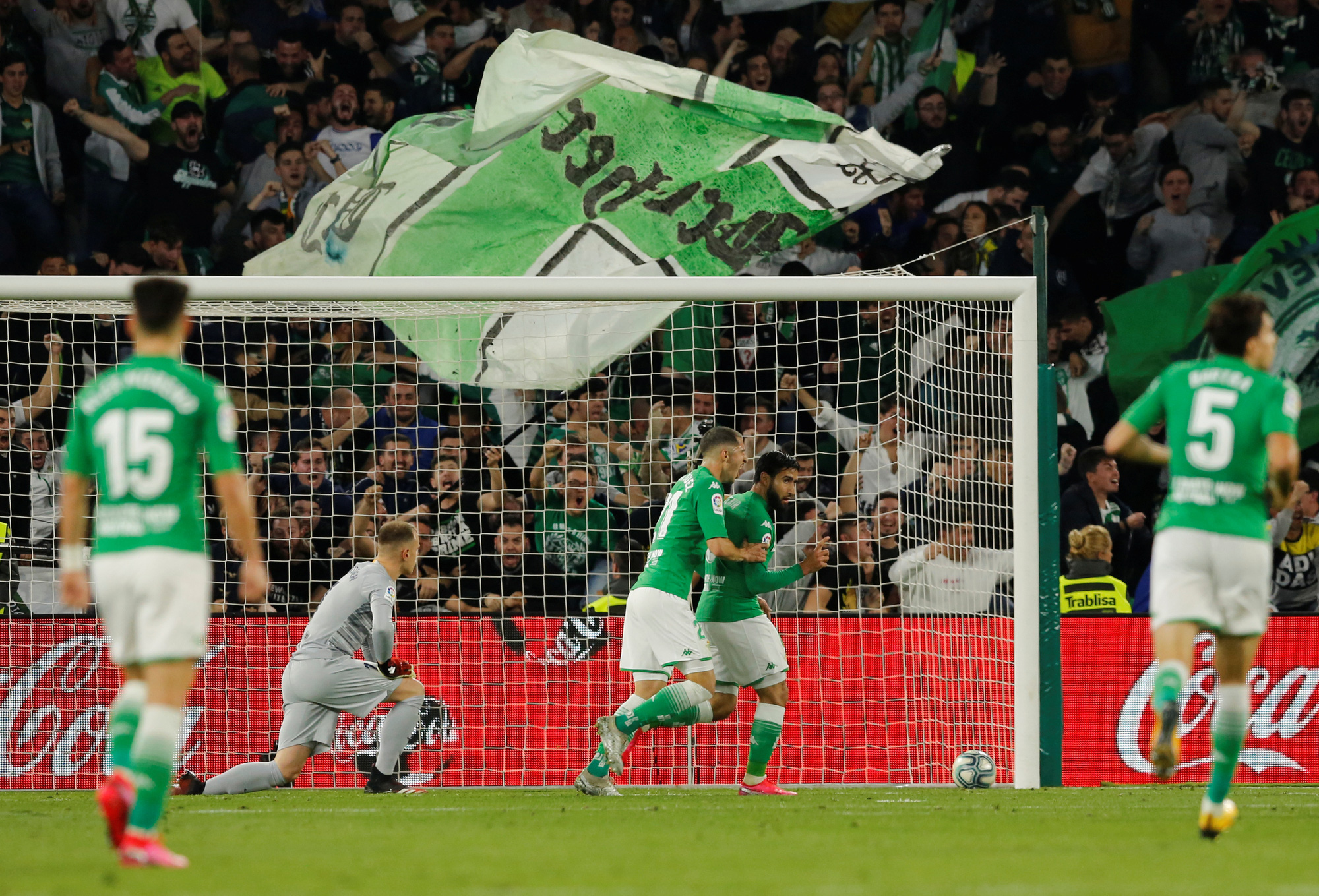 Rượt đuổi tỉ số đi&ecirc;n rồ, Barcelona ngược d&ograve;ng hạ chủ nh&agrave; Betis - Ảnh 4.