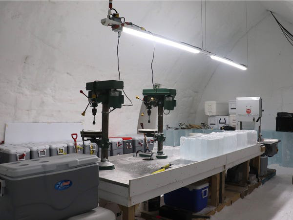 B&ecirc;n trong kh&aacute;ch sạn được x&acirc;y ho&agrave;n to&agrave;n bằng băng tuyết - Ảnh 18.